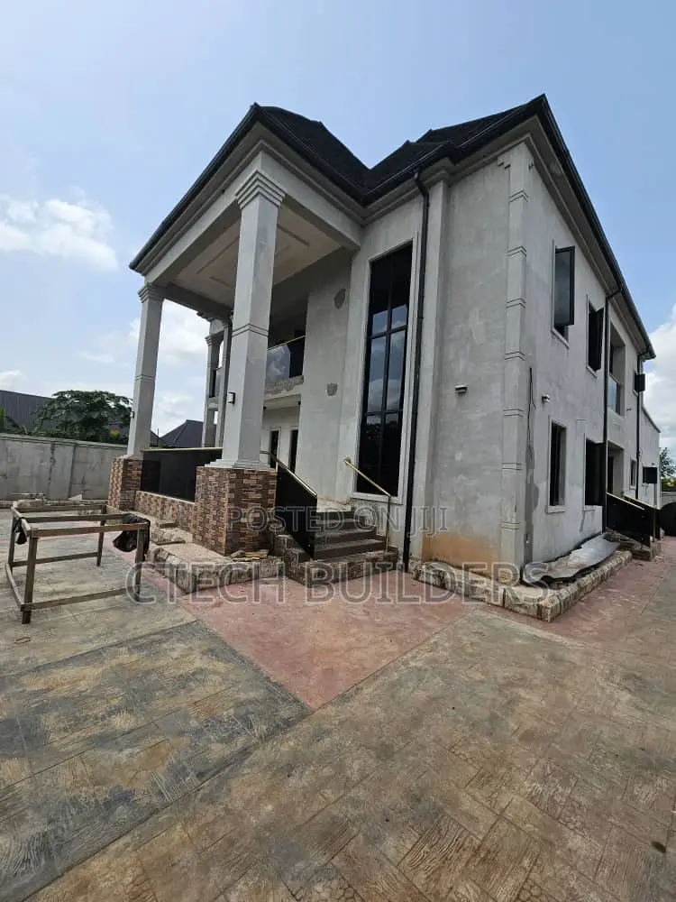 5bdrm Duplex in Benin City for sale