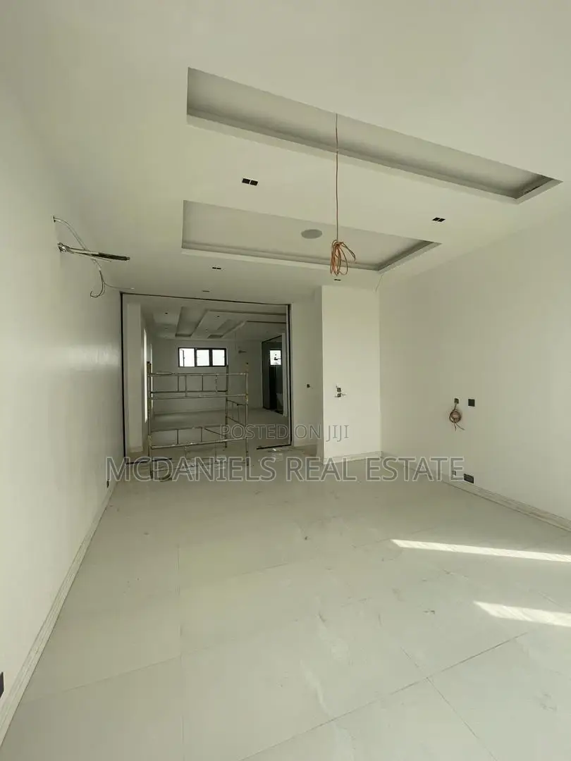 5bdrm Duplex in Osapa london for sale