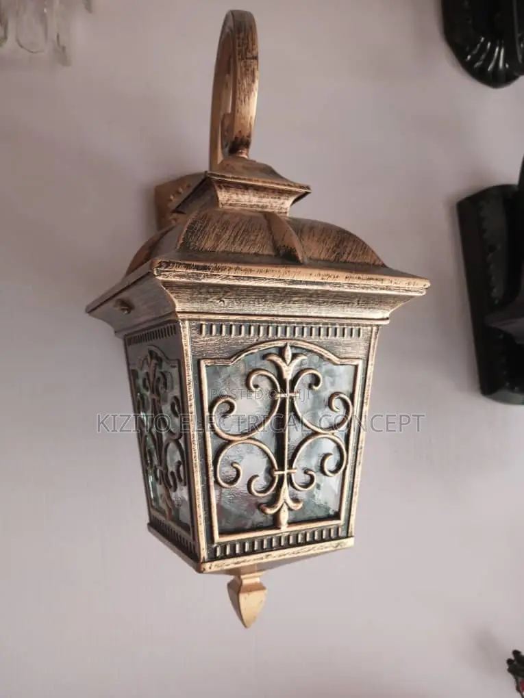 Traditional Outdoor Wall Lamp