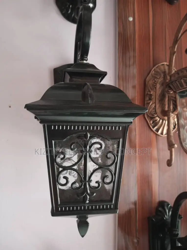 Traditional Outdoor Wall Lamp