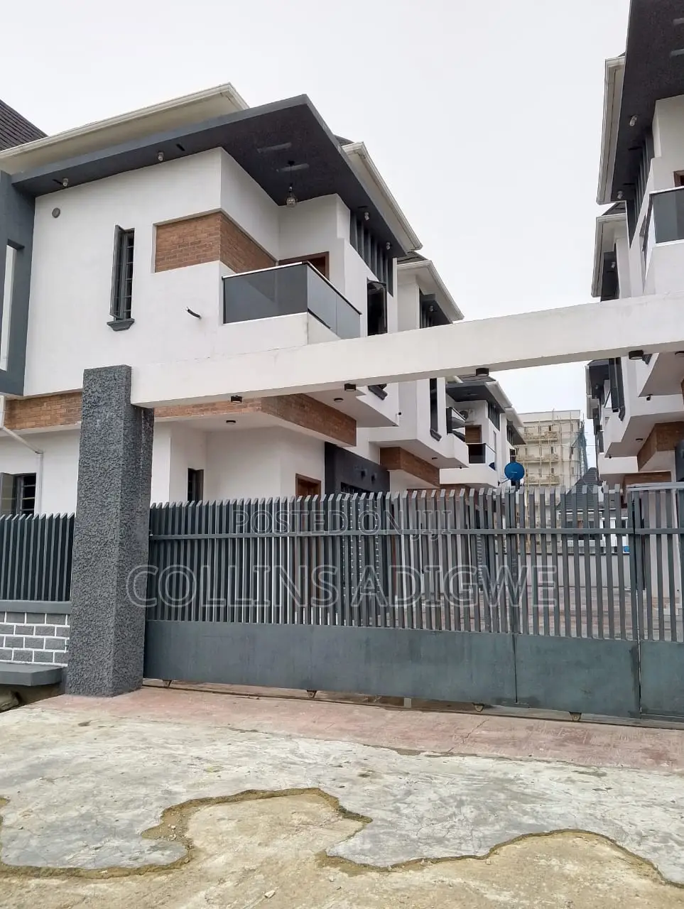 4bdrm Duplex in Mini Estate Chevron for sale