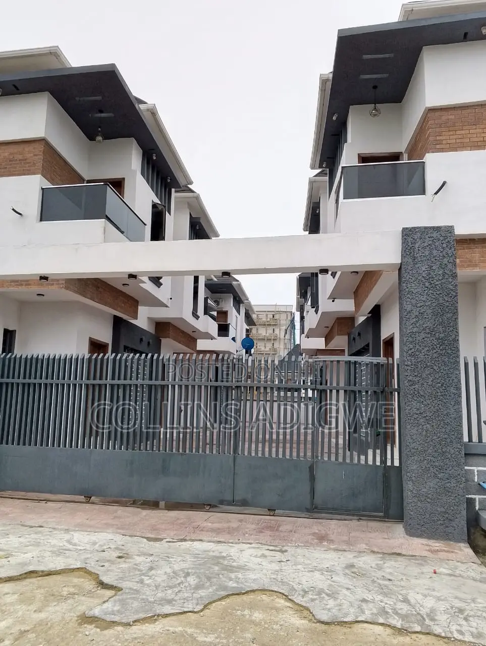 4bdrm Duplex in Mini Estate Chevron for sale