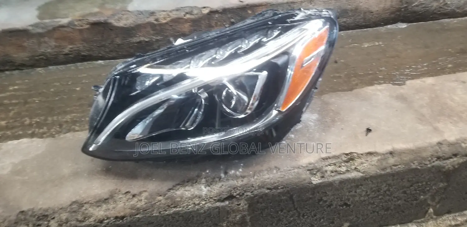 C300 2015 Left Side Headlight Intact With Chargers