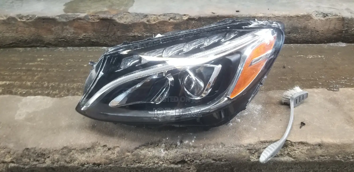 C300 2015 Left Side Headlight Intact With Chargers