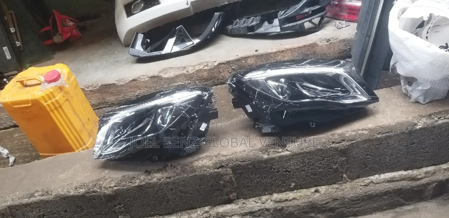 GLA250 2019 Set of Headlights