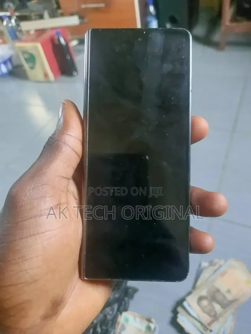 Repair Samsung Z Fold Blind Screen And iPhone 13 / 13 Promax