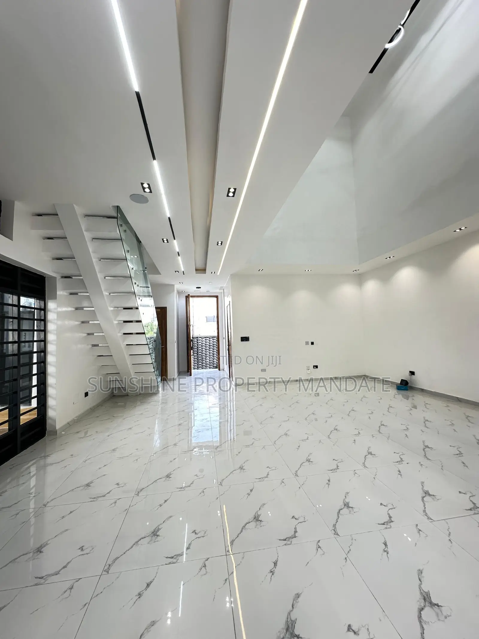 5bdrm Duplex in Osapa London for sale