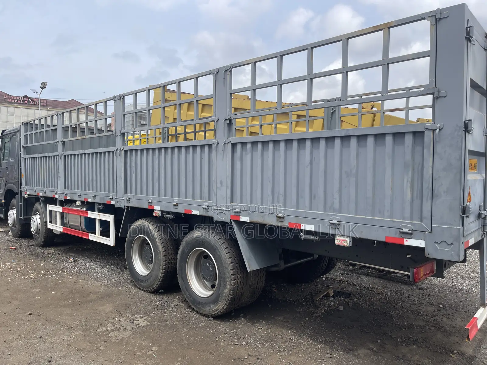 Howl Trailer Carrying Loads Trailer