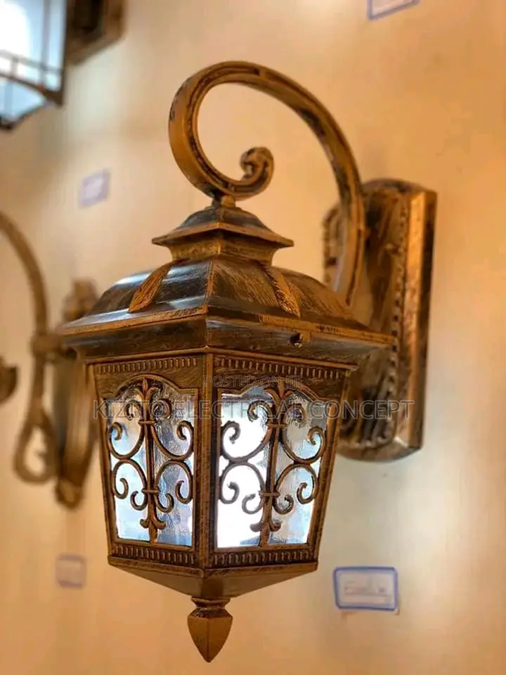 Traditional Outdoor Wall Lamp