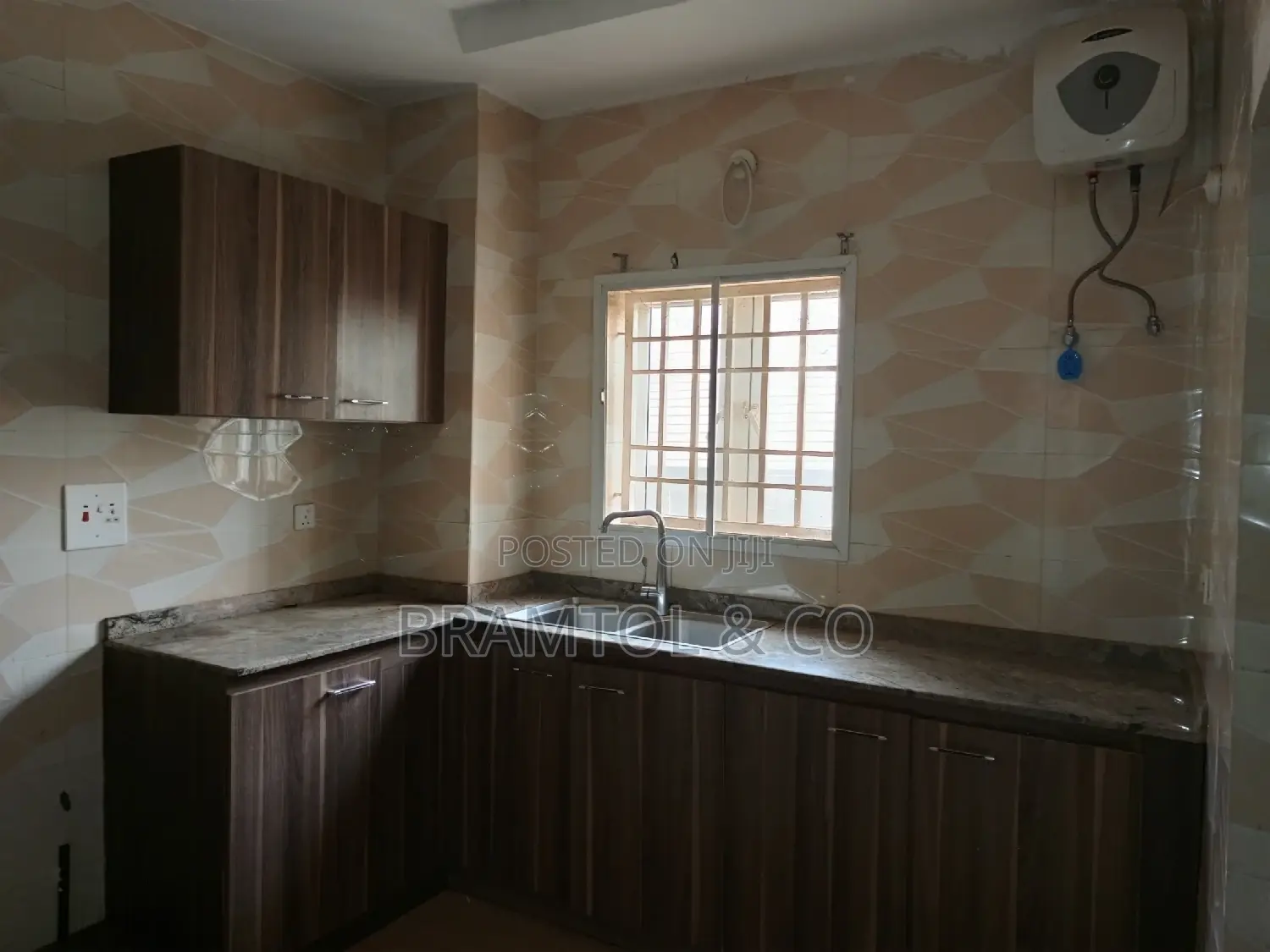 3bdrm Block of Flats in Kaura for rent