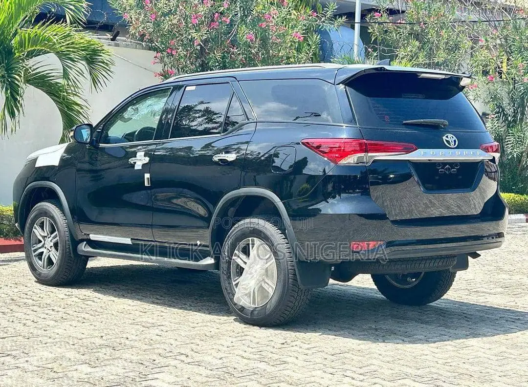 New Toyota Fortuner 4.0 RWD 2023 Black