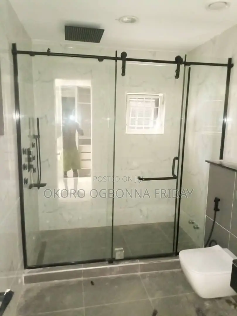 Igwe's Style of Shower Cubicle