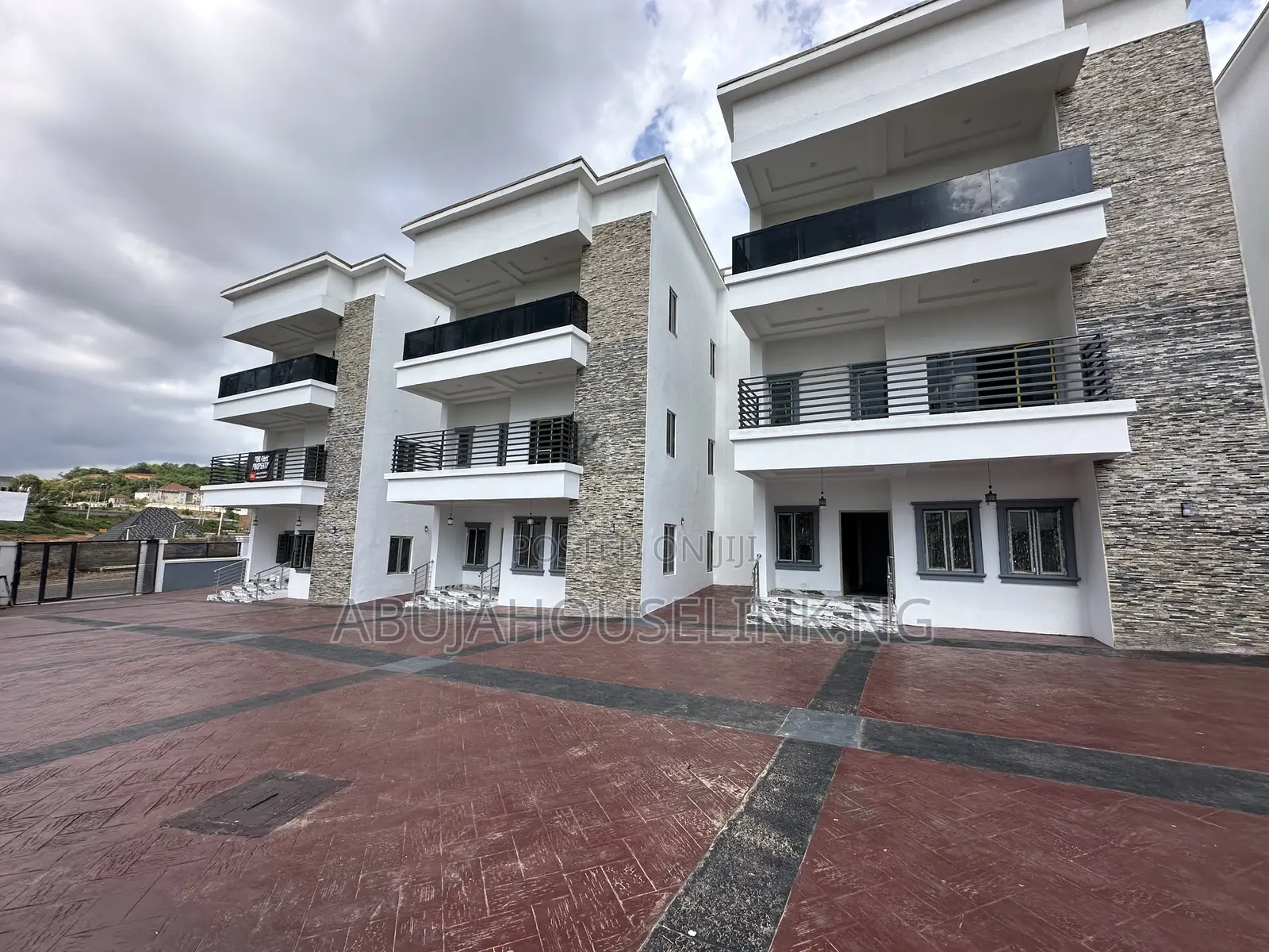5bdrm Duplex in Guzape Main Abuja for sale