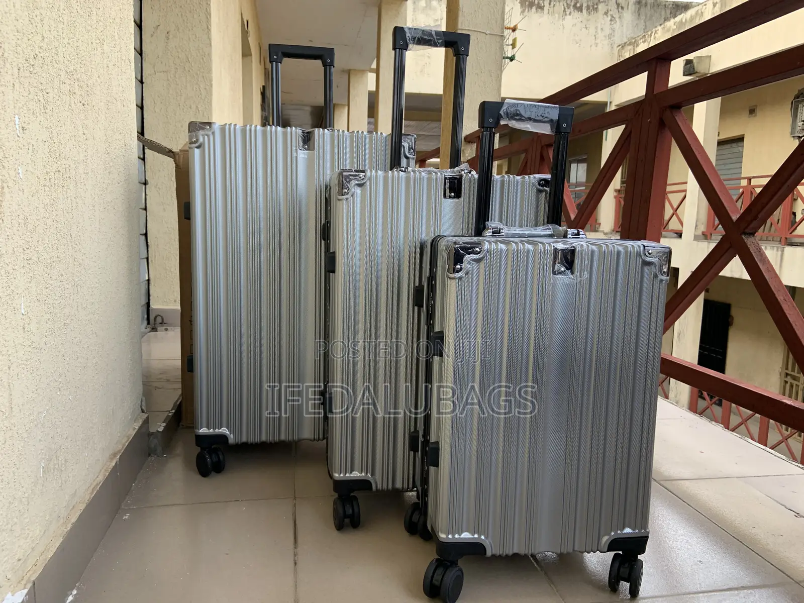 Set of Silver Qualityimported Aluminum Frame Travel Luggage
