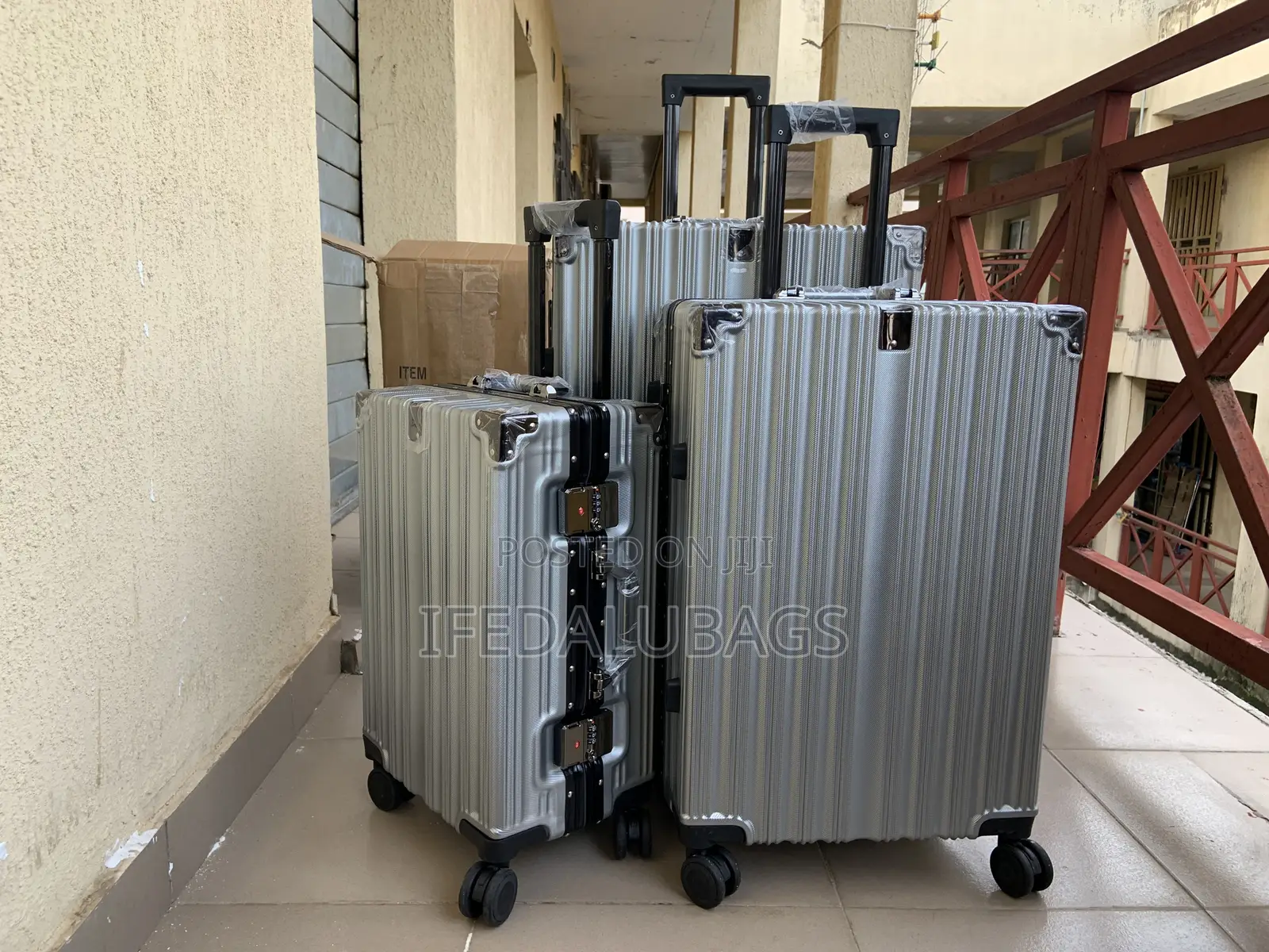 Set of Silver Qualityimported Aluminum Frame Travel Luggage
