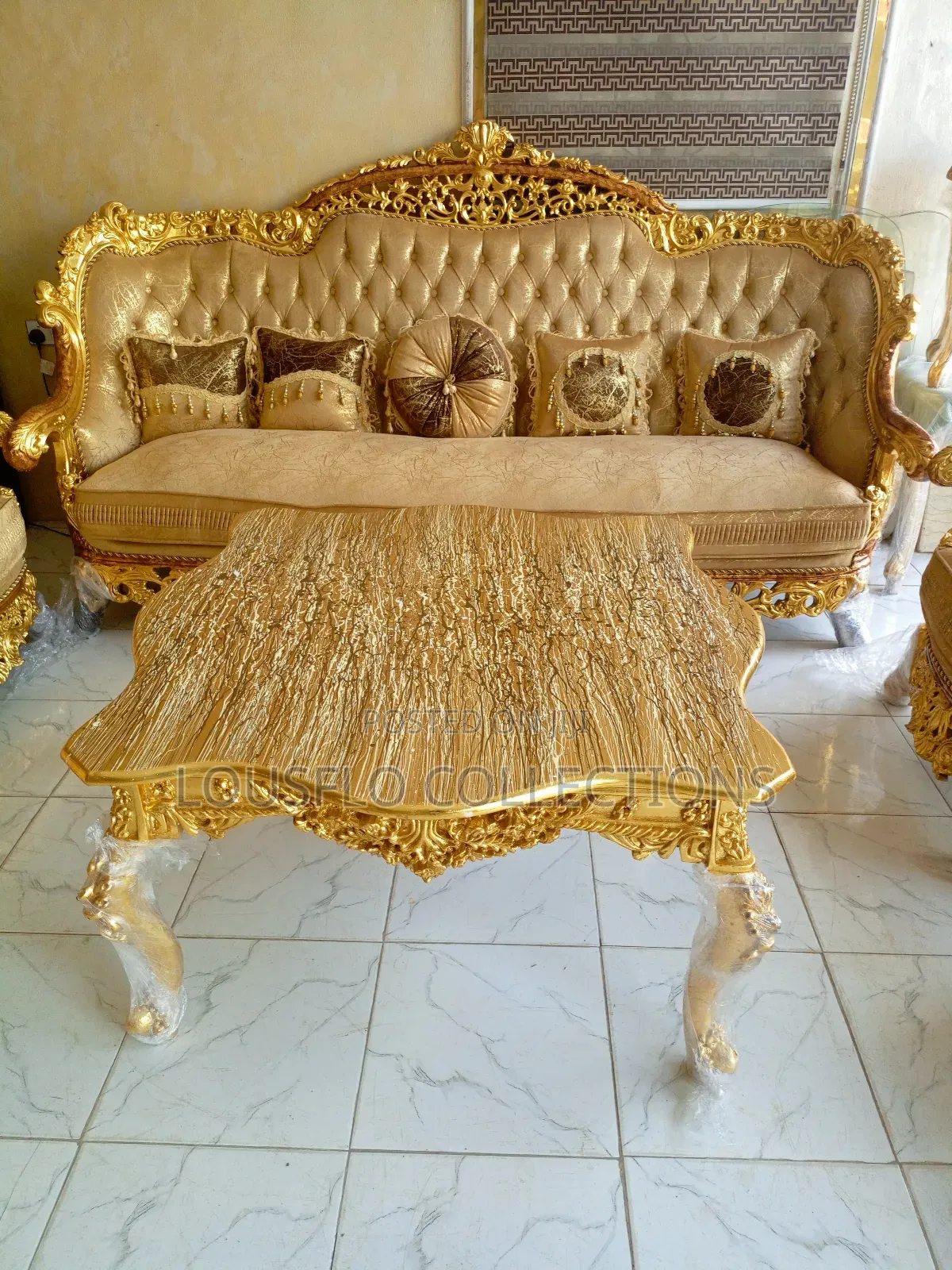 8 Seaters Quality Sofa With Table N 2 Sides Table