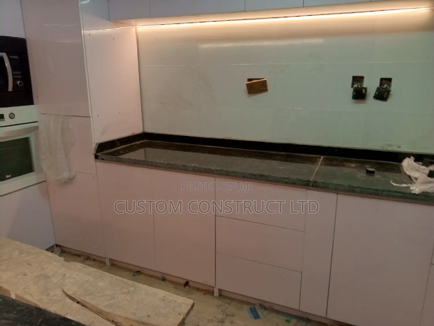 Classic Kitchen Cabinet With Functional Accessories