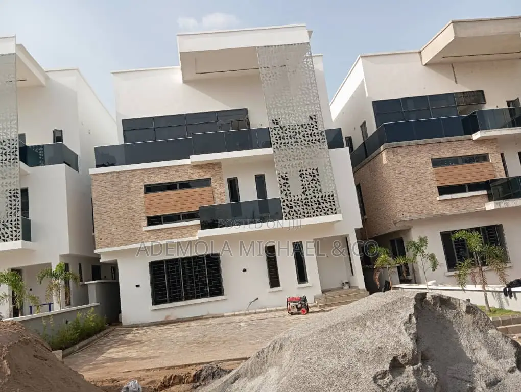 5bdrm Villa in Mini Estate, Maitama for sale
