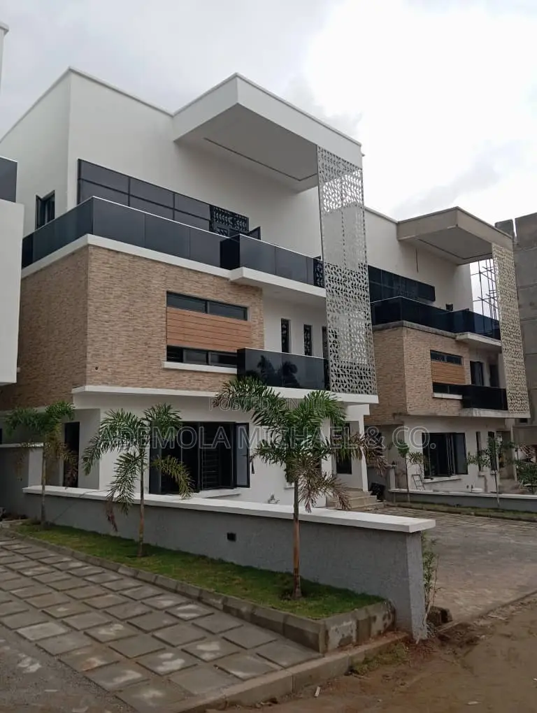 5bdrm Villa in Mini Estate, Maitama for sale