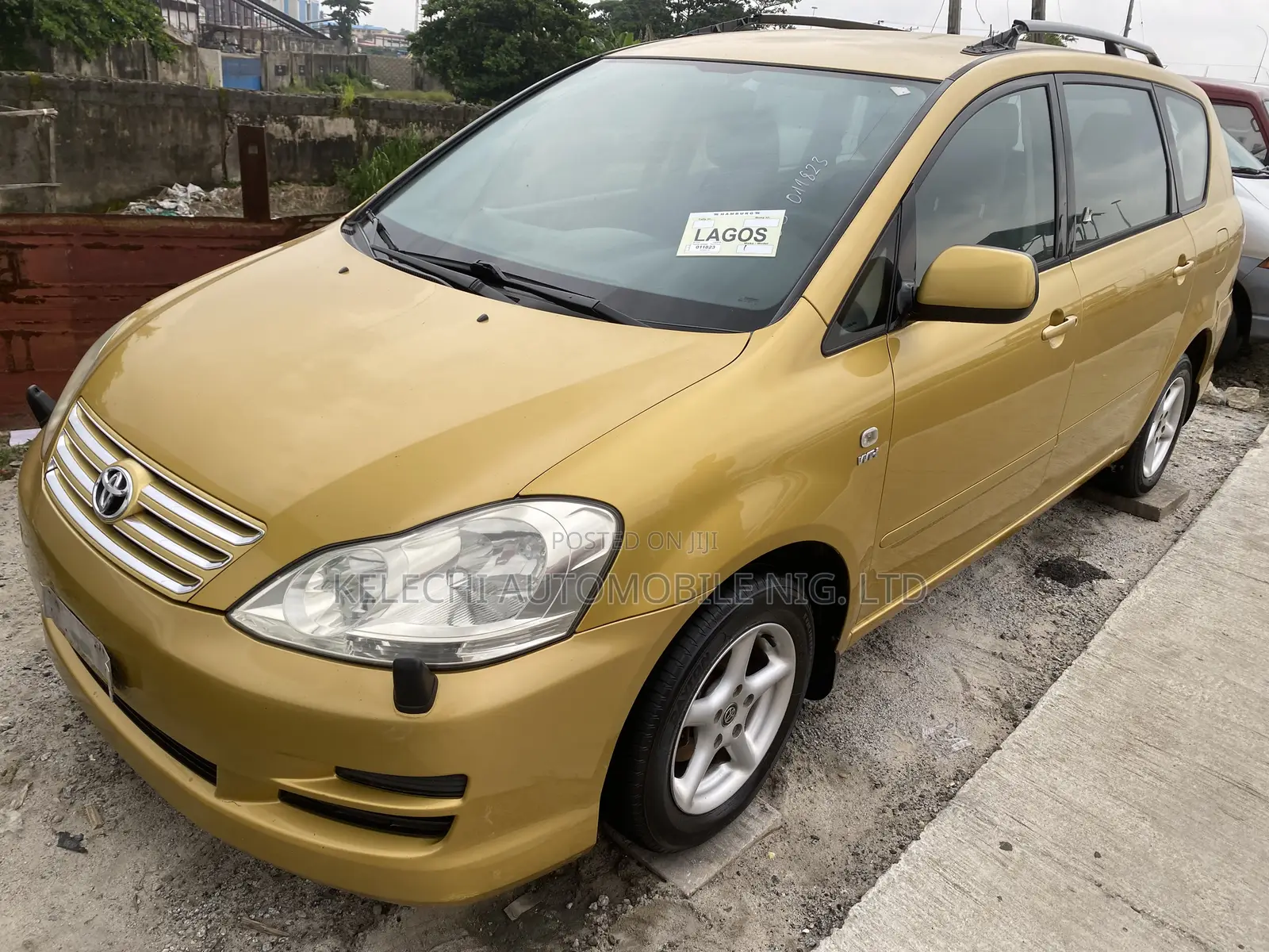 Toyota Avensis Verso 2.0 Petrol 2008 Gold