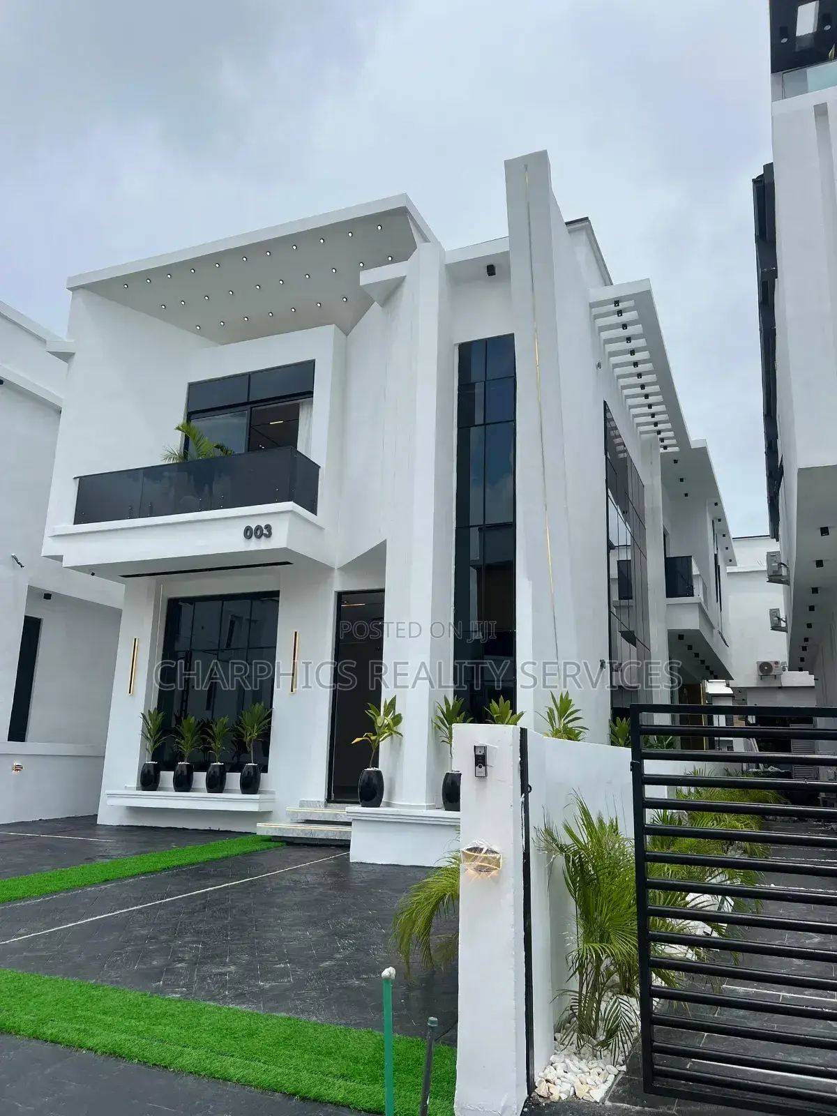 5bdrm Duplex in Chevron for sale