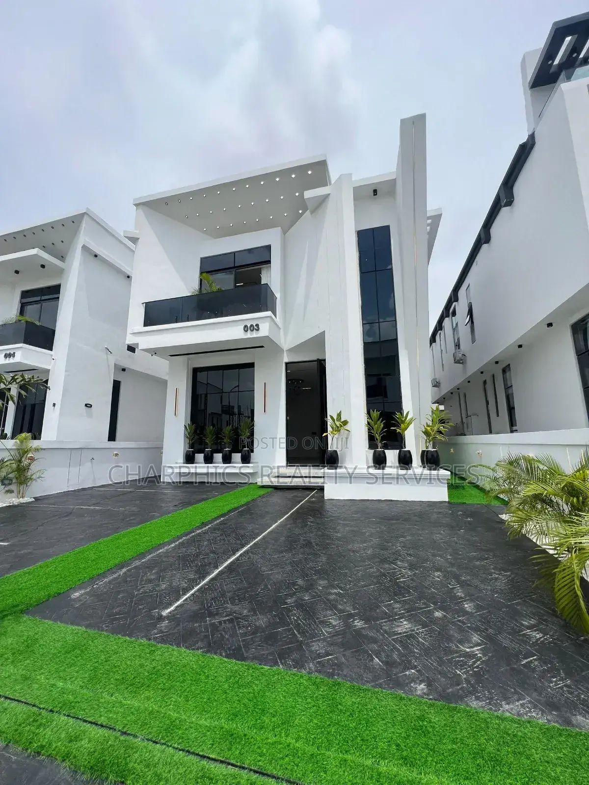 5bdrm Duplex in Chevron for sale