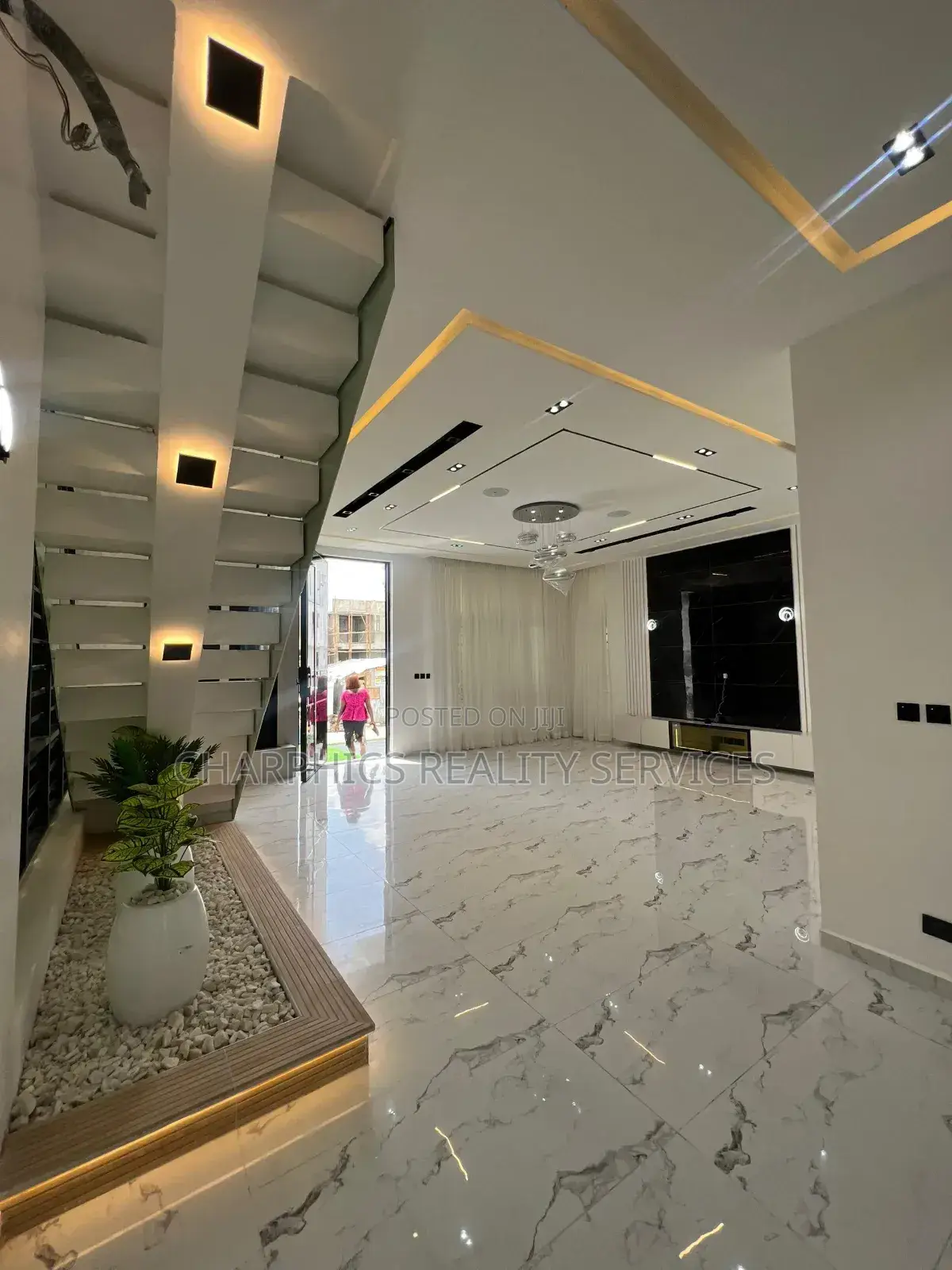 5bdrm Duplex in Chevron for sale