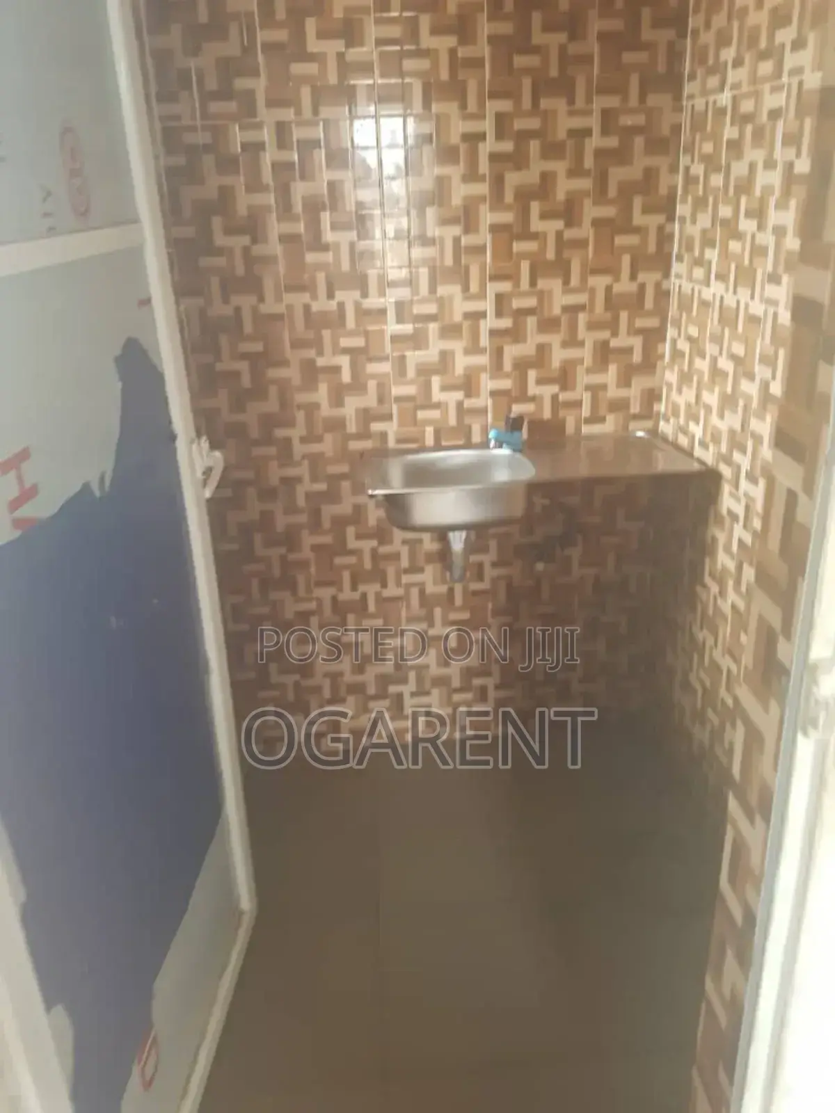 1bdrm Bedsitter in Ewukwu Sapele Road, Benin City for rent