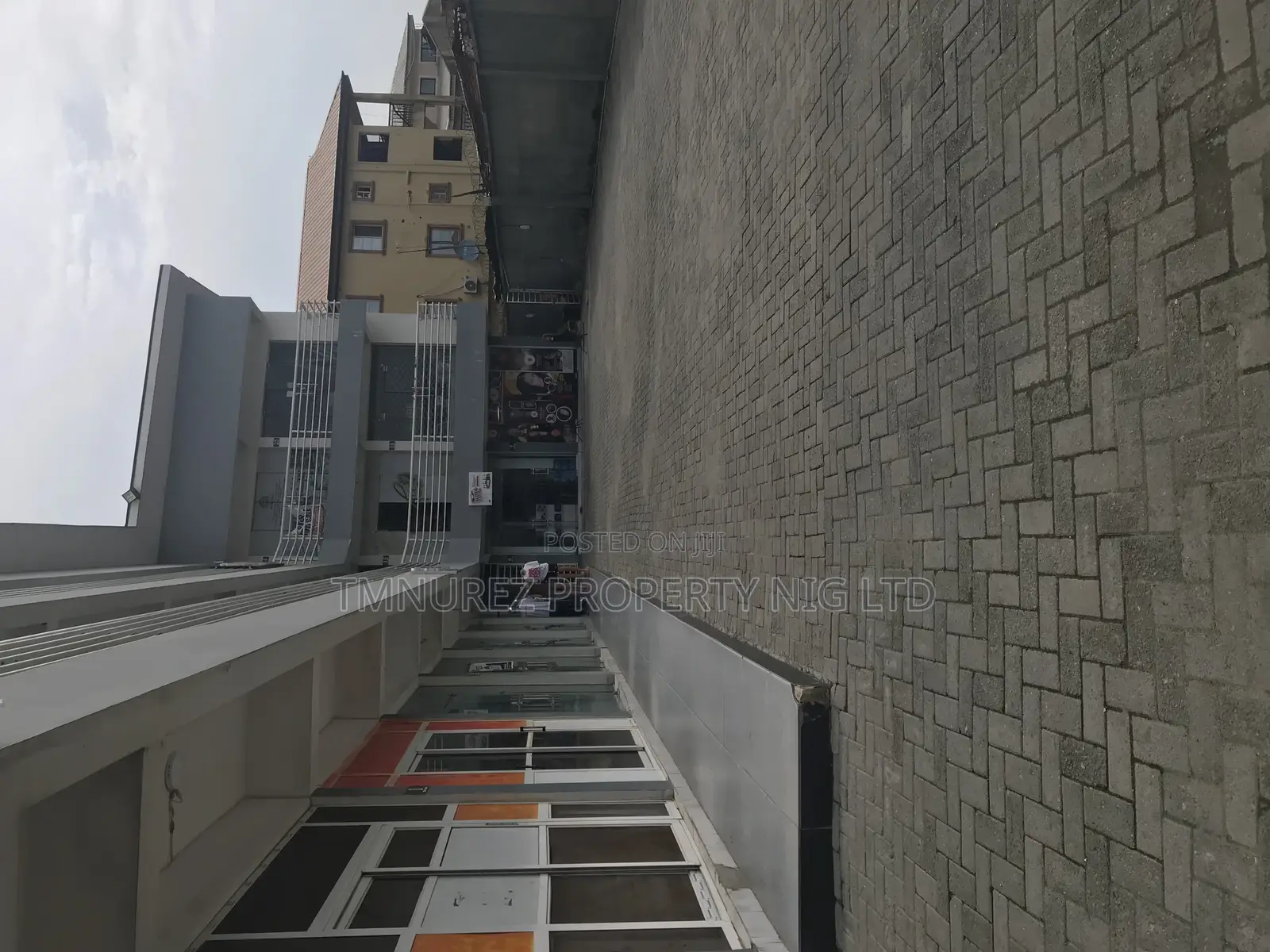 SHOP Very Standard in a Busy Area Igbo Efon Lekki for Sale