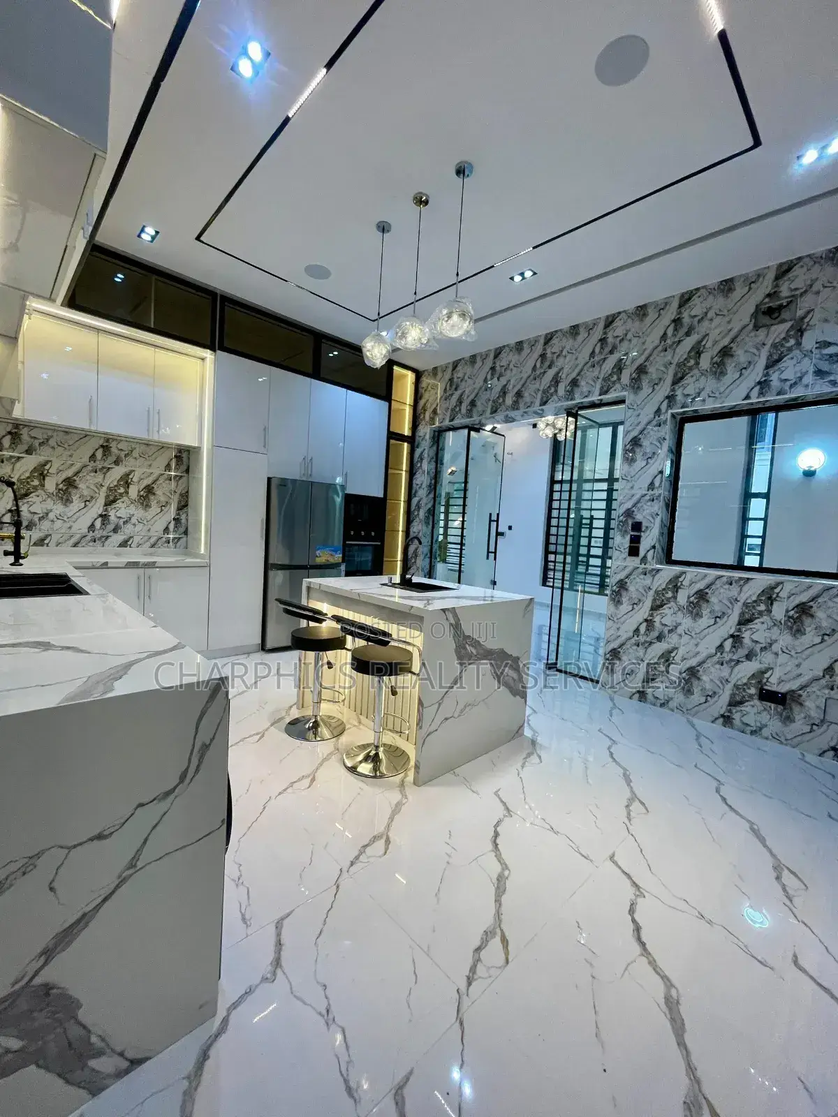 5bdrm Duplex in Chevron for sale