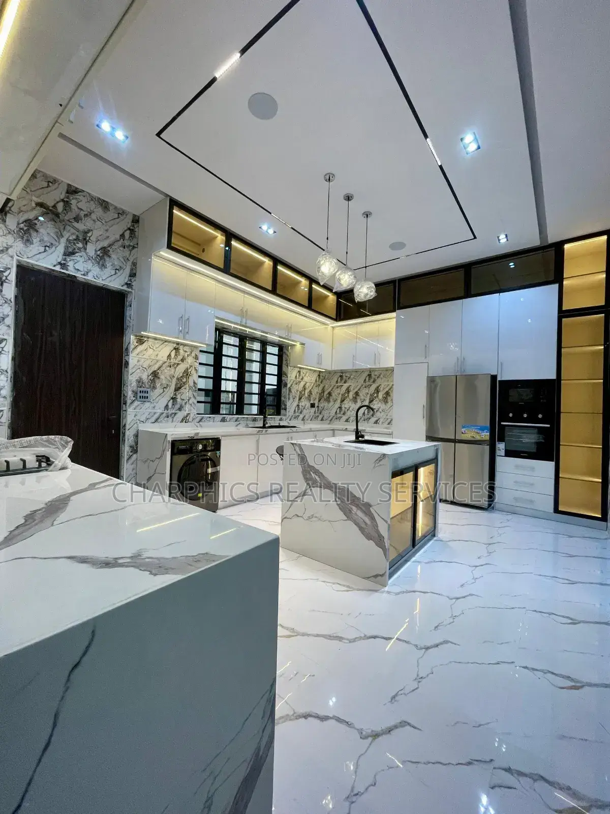 5bdrm Duplex in Chevron for sale