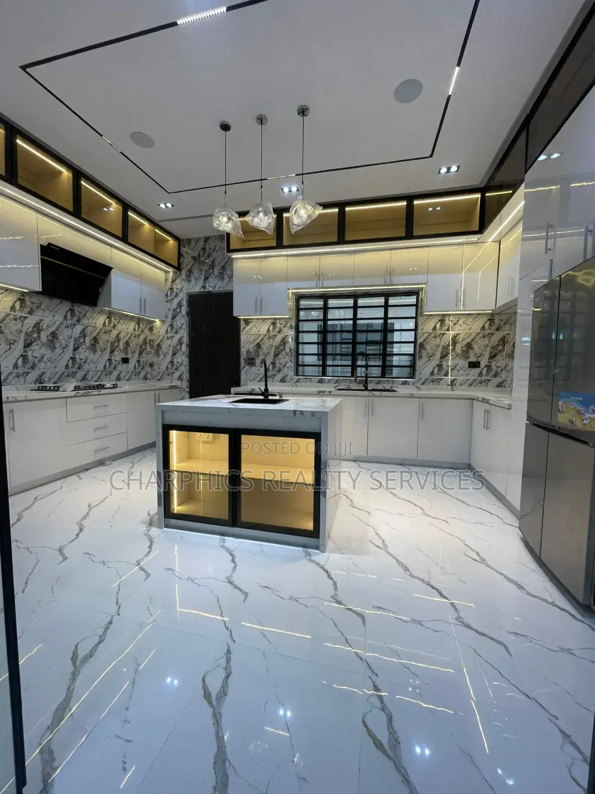 5bdrm Duplex in Chevron for sale