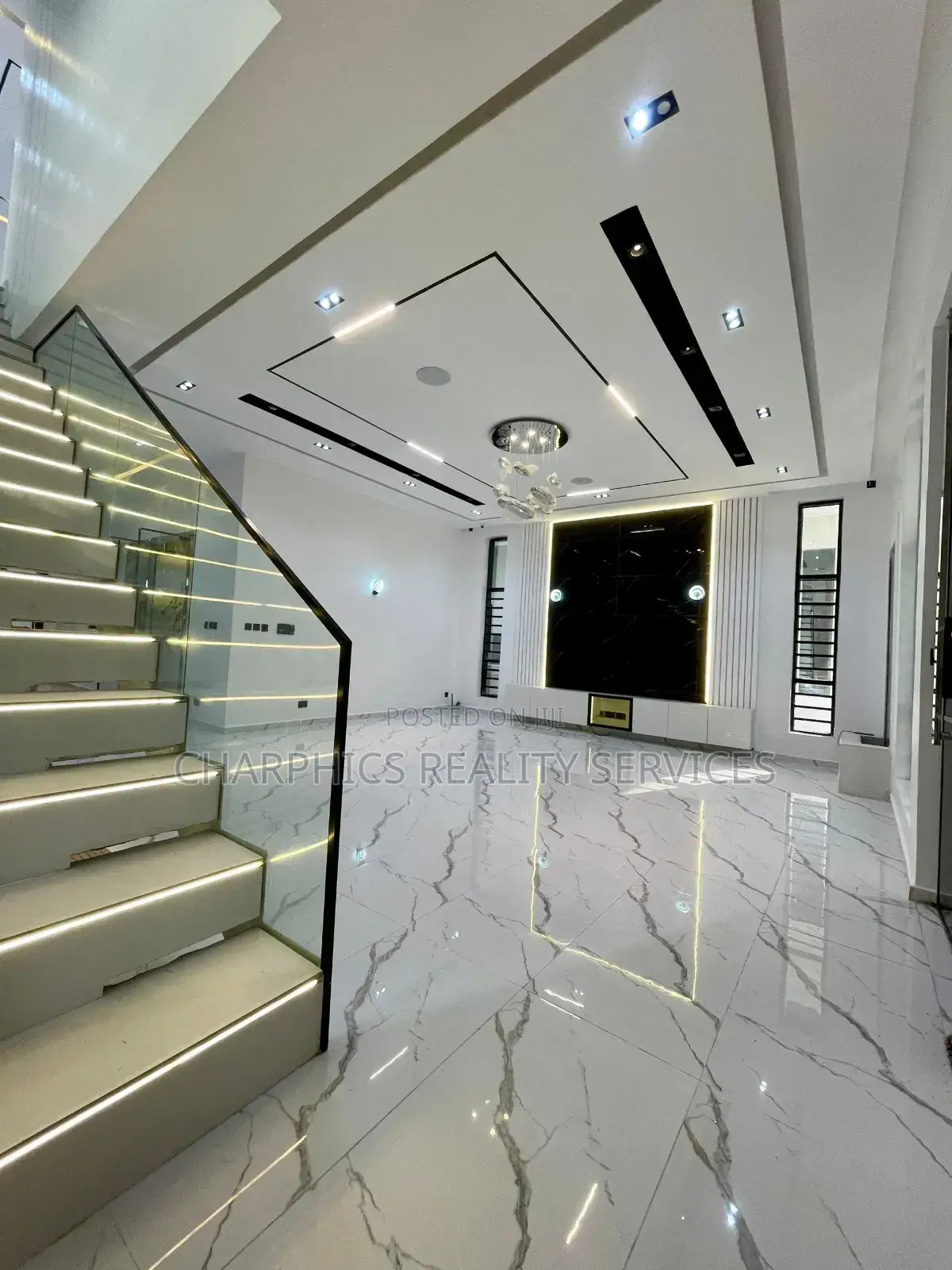 5bdrm Duplex in Chevron for sale