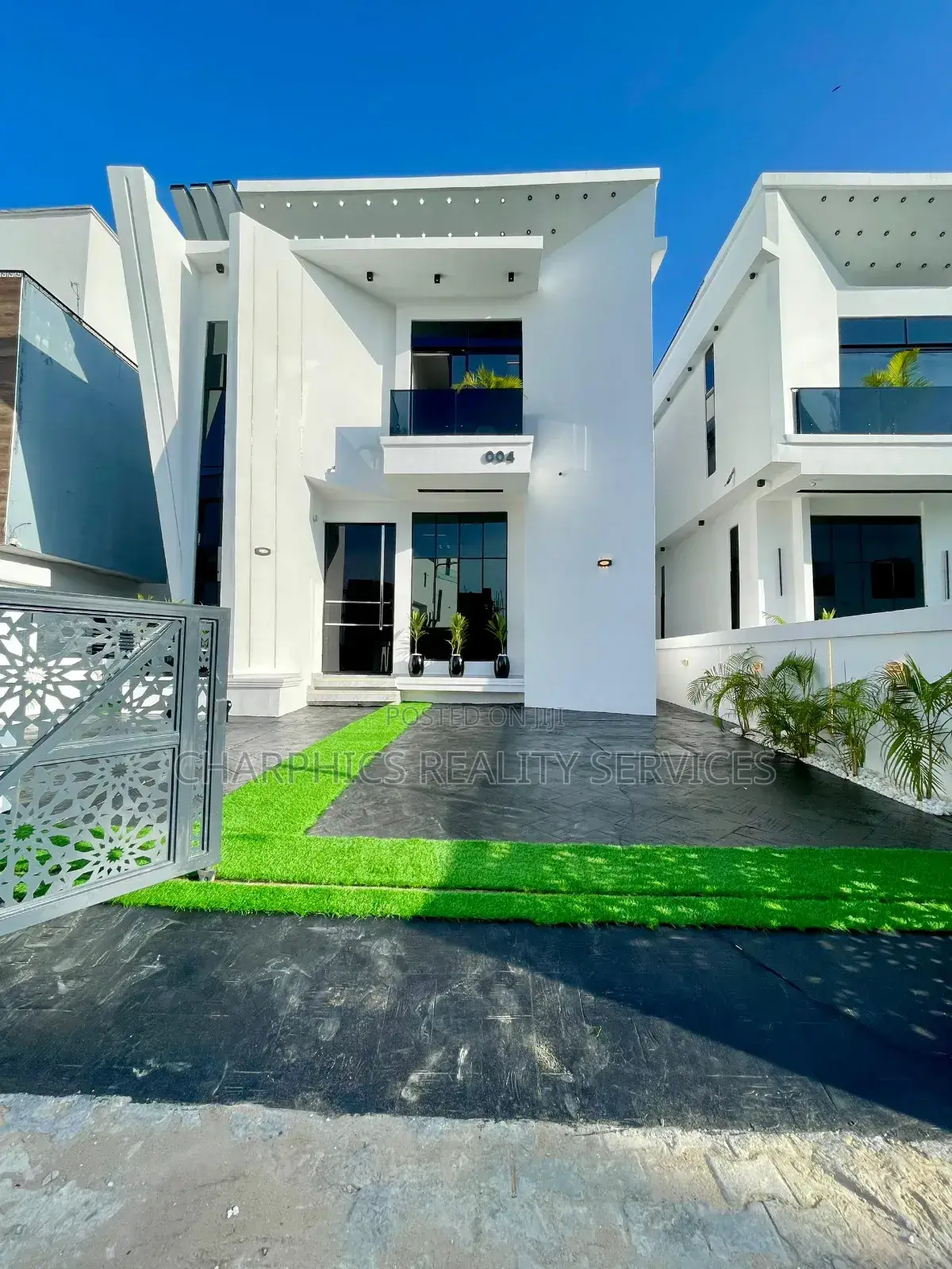 5bdrm Duplex in Chevron for sale
