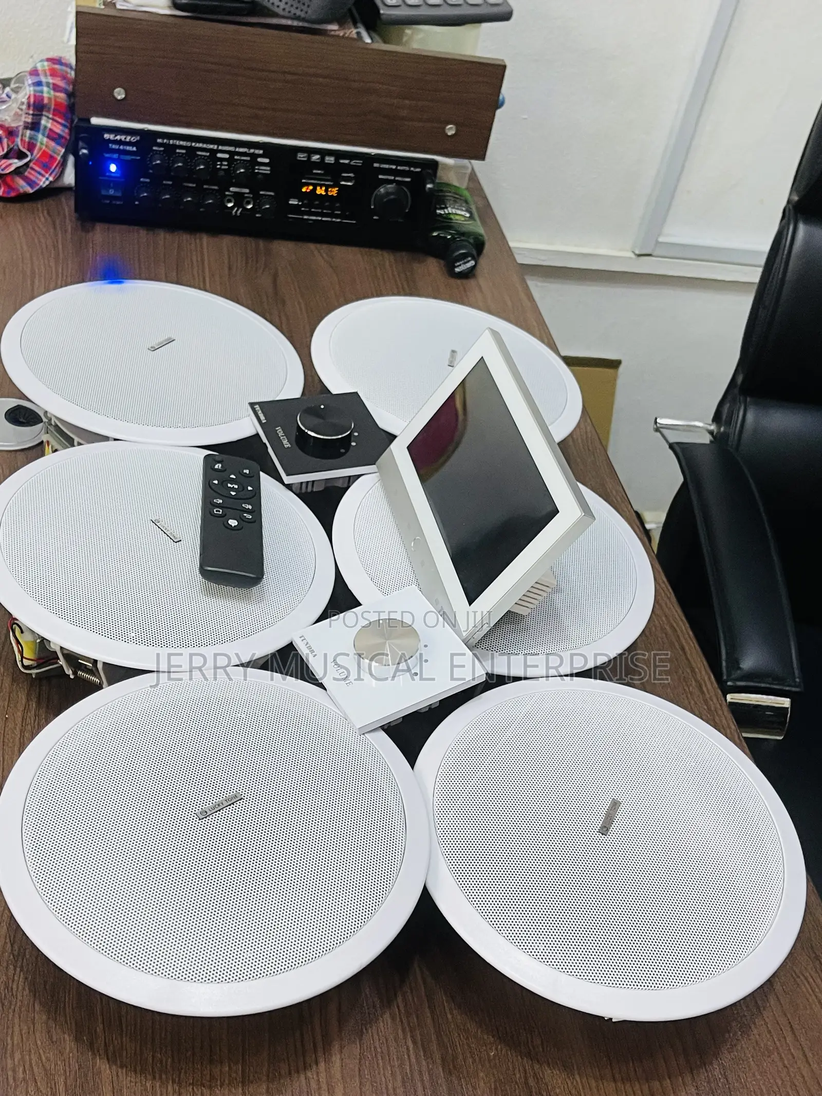 Complete Set of Smarthomes Ceiling Speakers and in Wall Amp