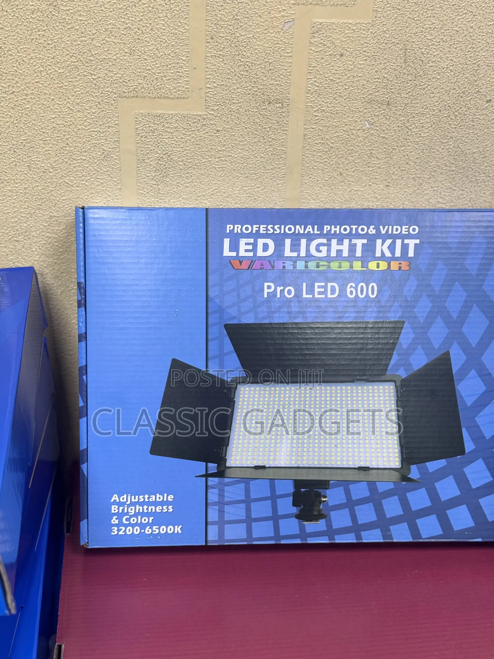 Professional Photo/Video Pro 600 Led Light Kit With Tripod