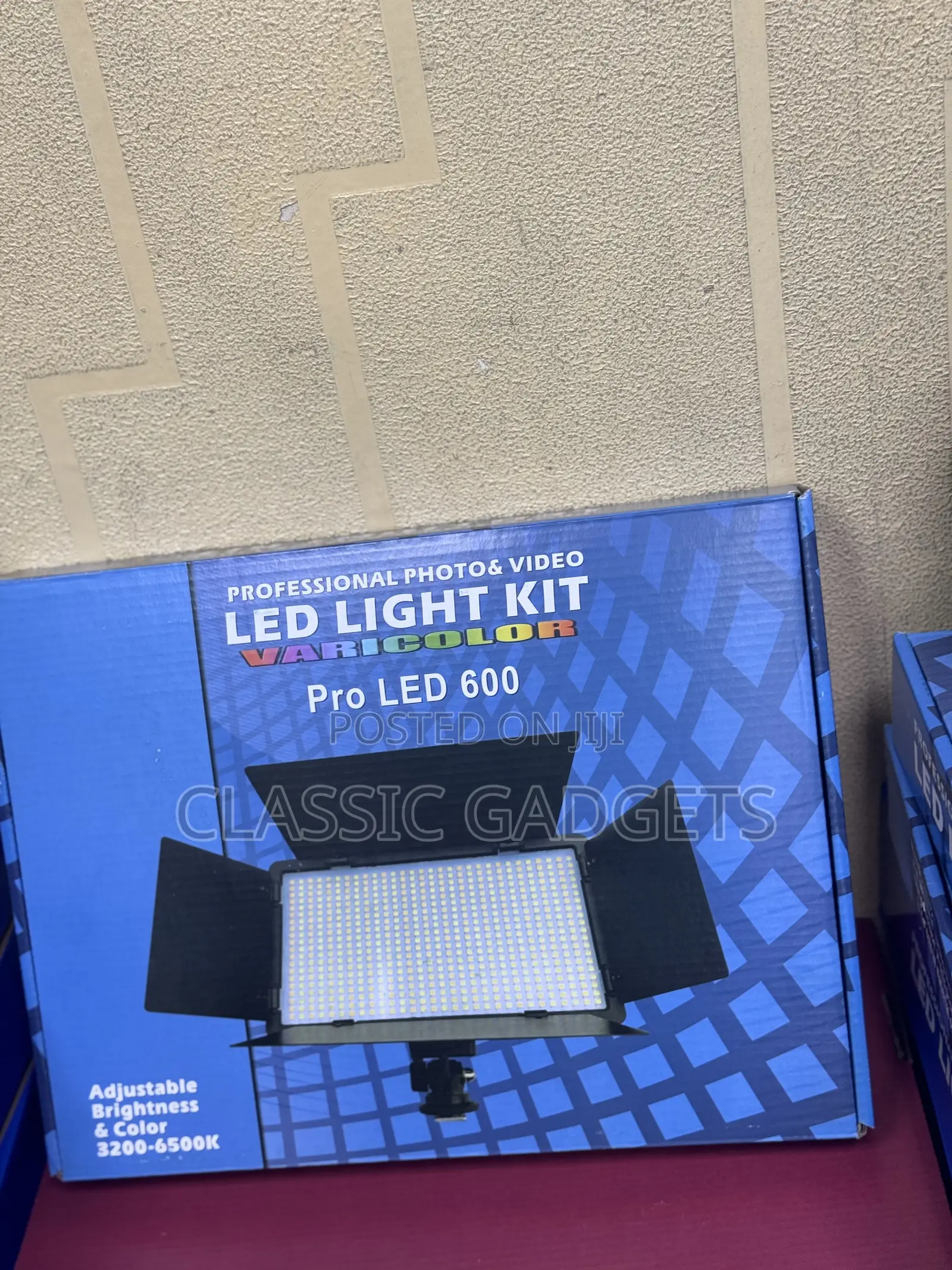 Professional Photo/Video Pro 600 Led Light Kit With Tripod