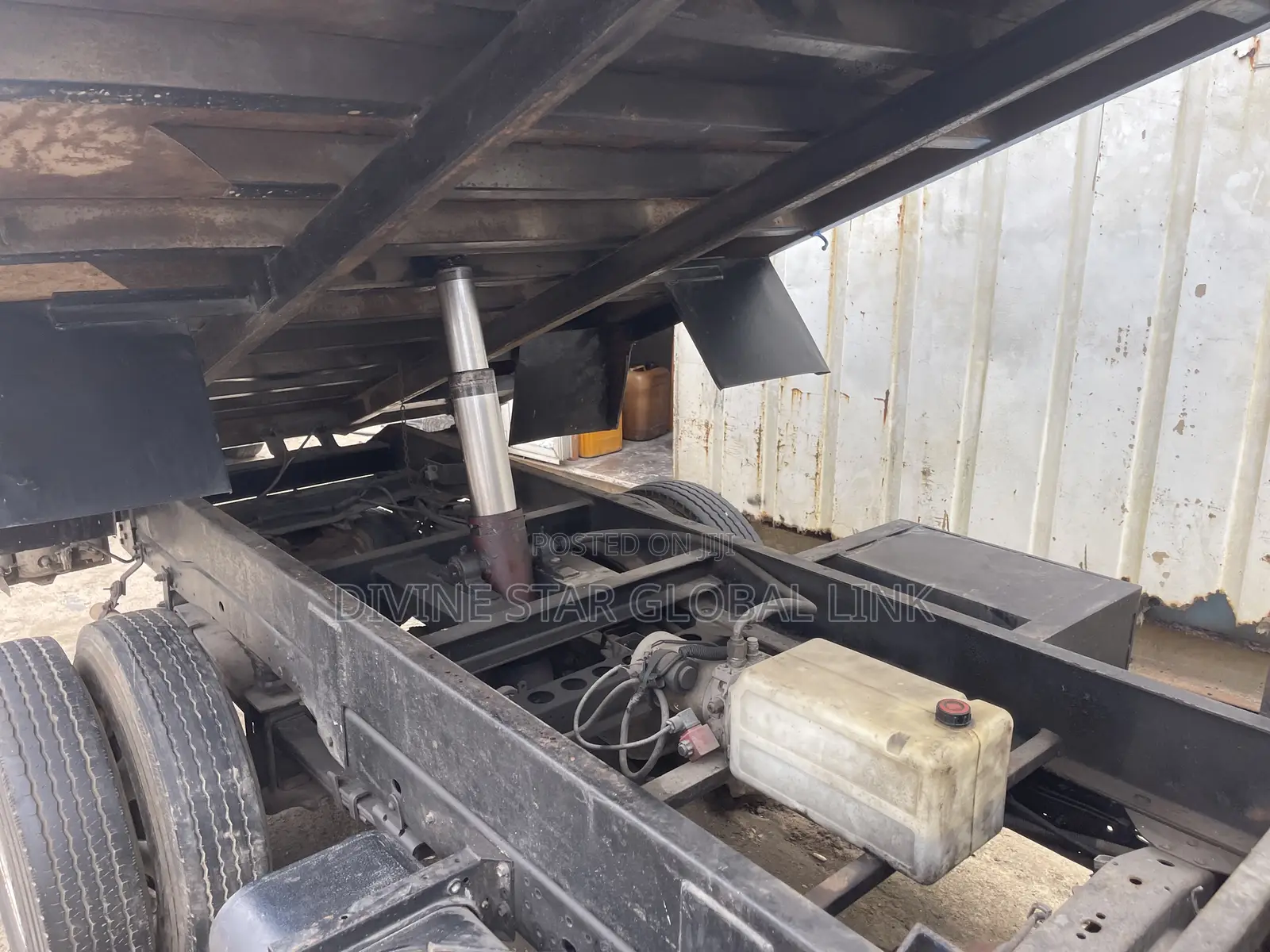 Toyota Dyna Dump Truck 2002 White