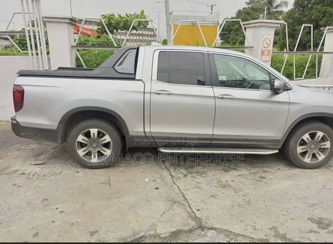 Rolling Cover With TRD Spoiler for Ridgeline