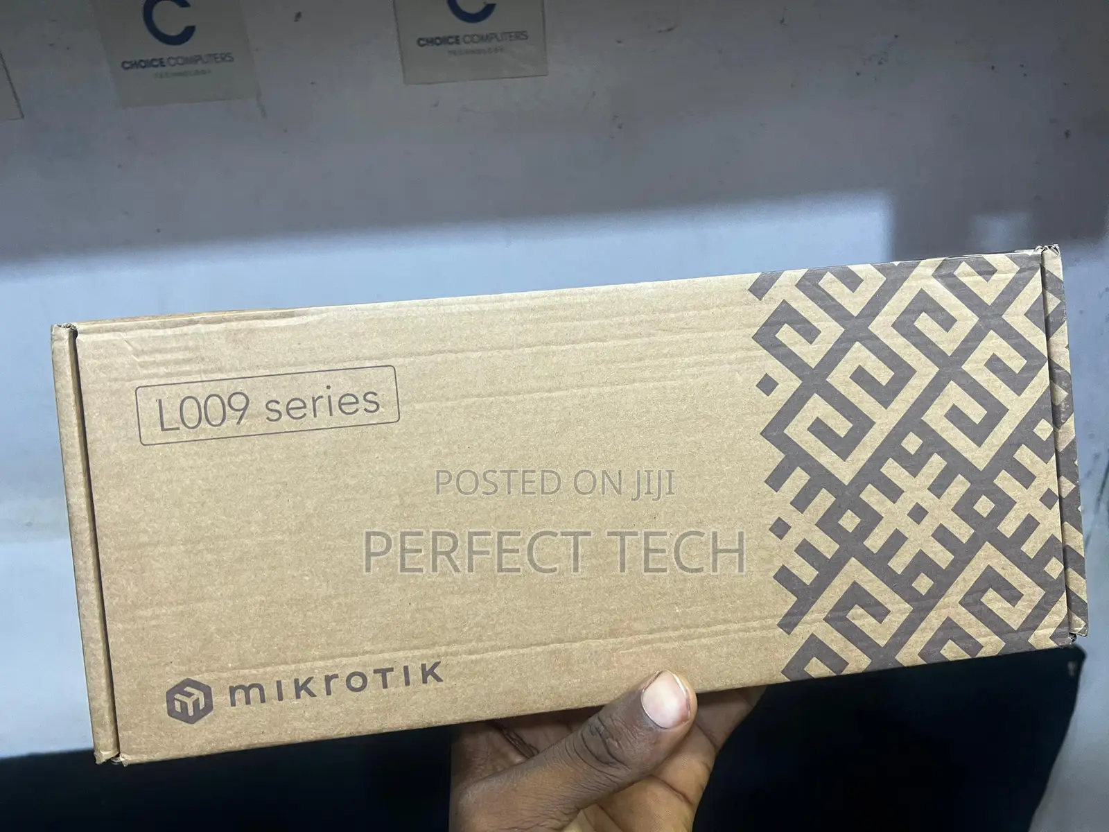 Mikrotik L009 8x Gbit Ethernet, 1x 2.5gbit SFP WIFI6 Router