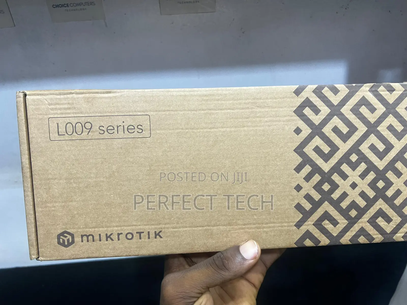 Mikrotik L009 8x Gbit Ethernet, 1x 2.5gbit SFP WIFI6 Router