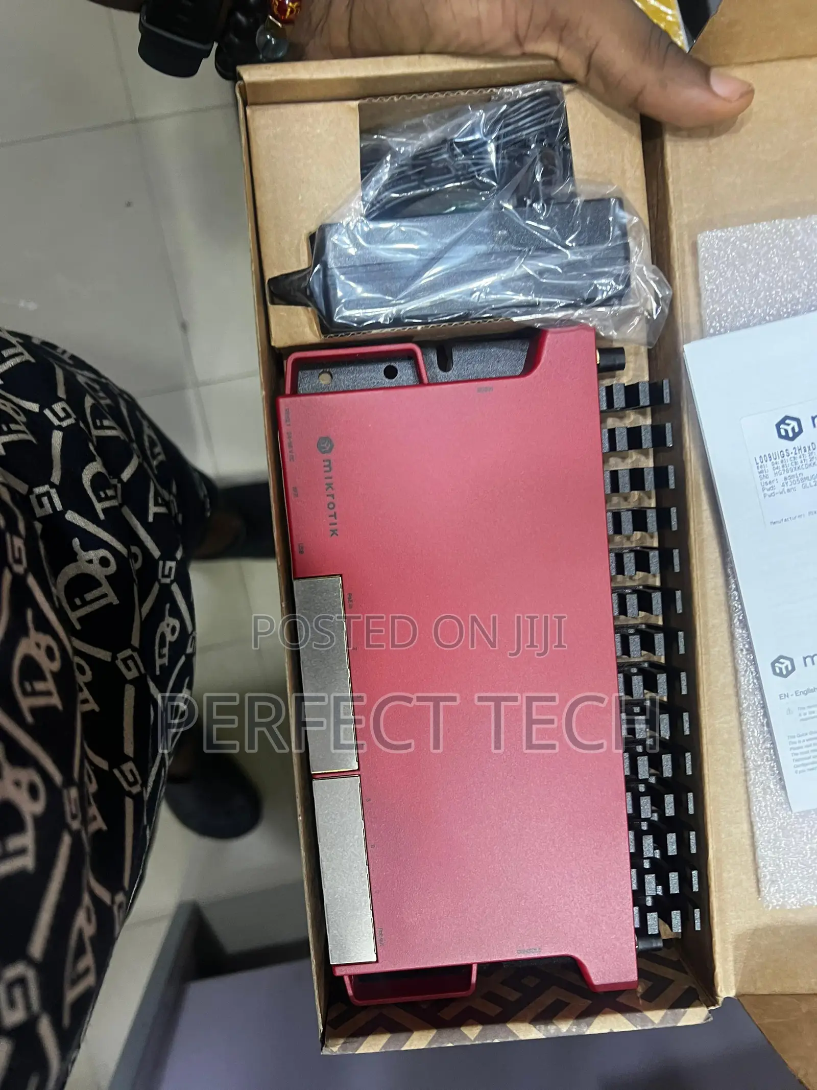 Mikrotik L009 8x Gbit Ethernet, 1x 2.5gbit SFP WIFI6 Router