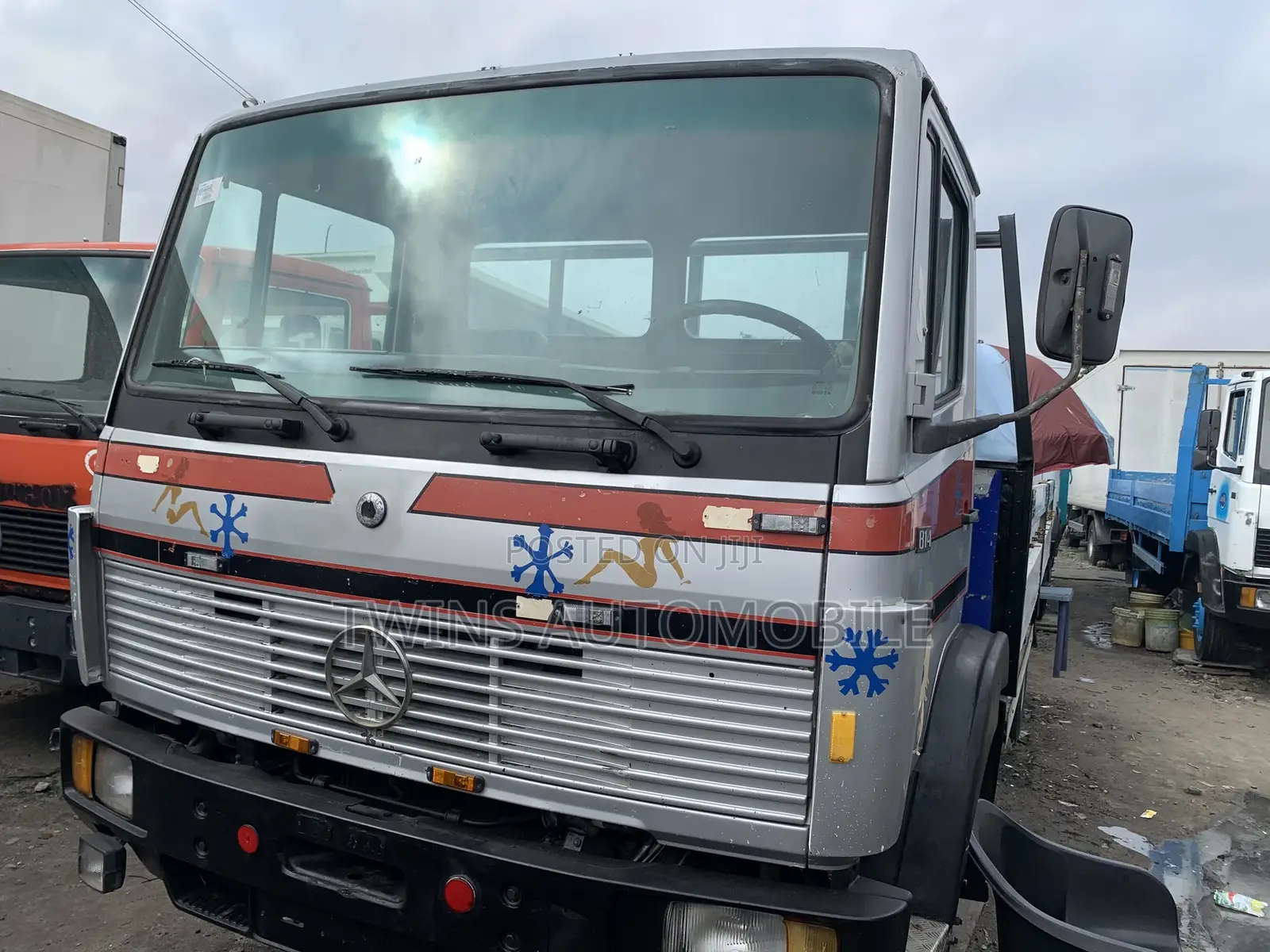 Mercedes Benz 814 Bucket