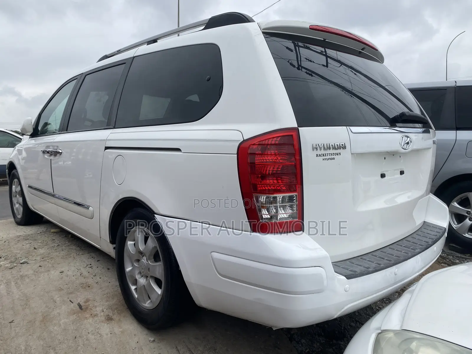 Hyundai Entourage Limited 2008 White