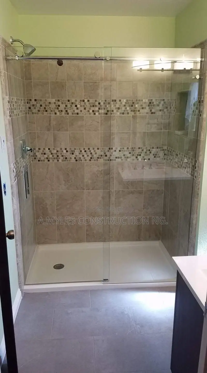 Shower Cubicles Lag