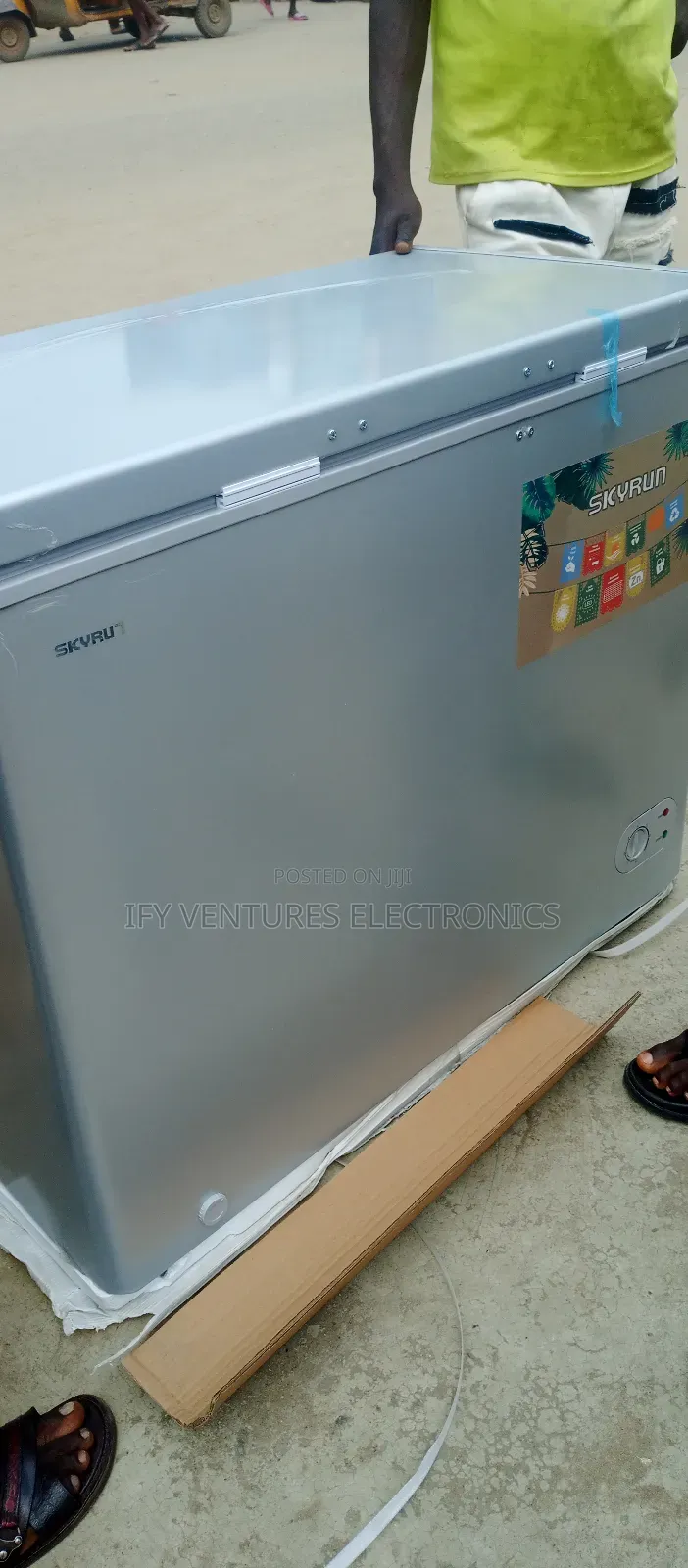 200 Litres Skyrun Chest Freezer, Super Cooling, Silver Color