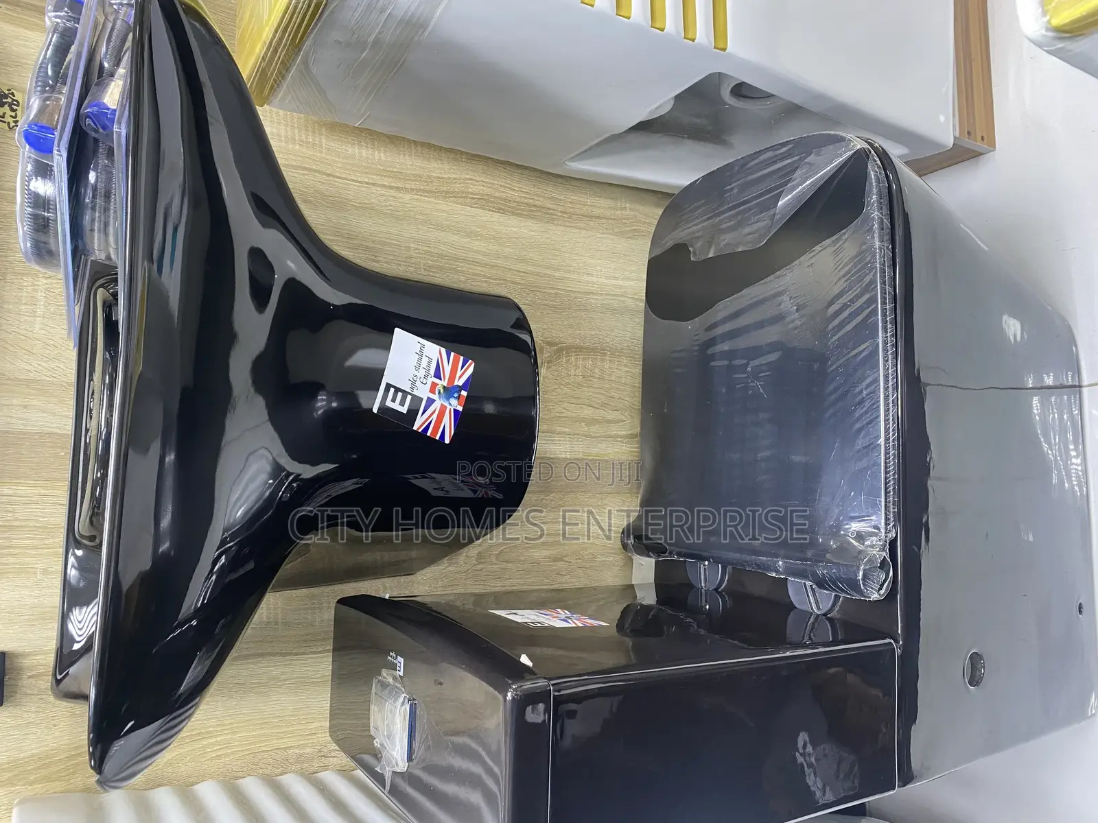 Quality England Plain Black Wc Masters Hotel Apartments