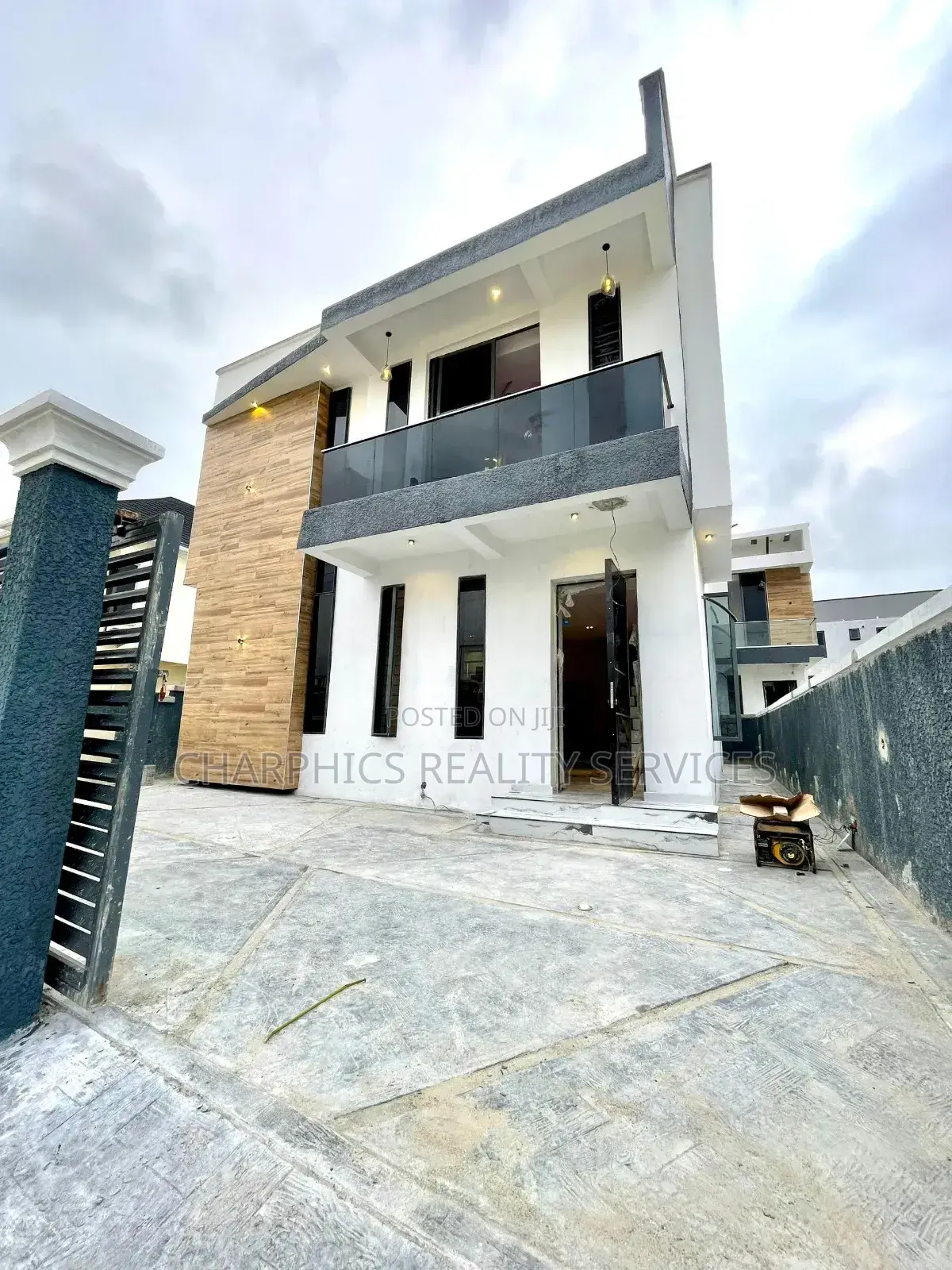 5bdrm Duplex in Ikota for sale