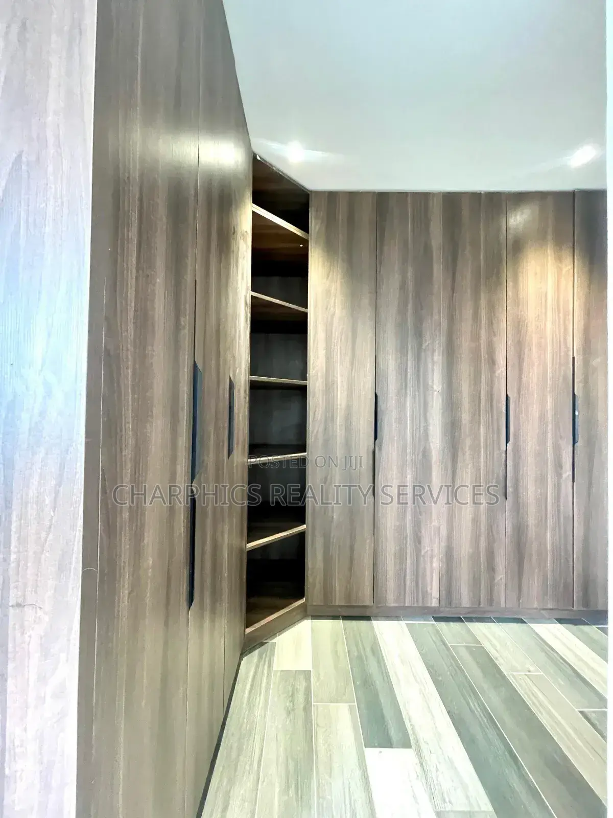 4bdrm Penthouse in ($1.2M), Victoria Island for sale
