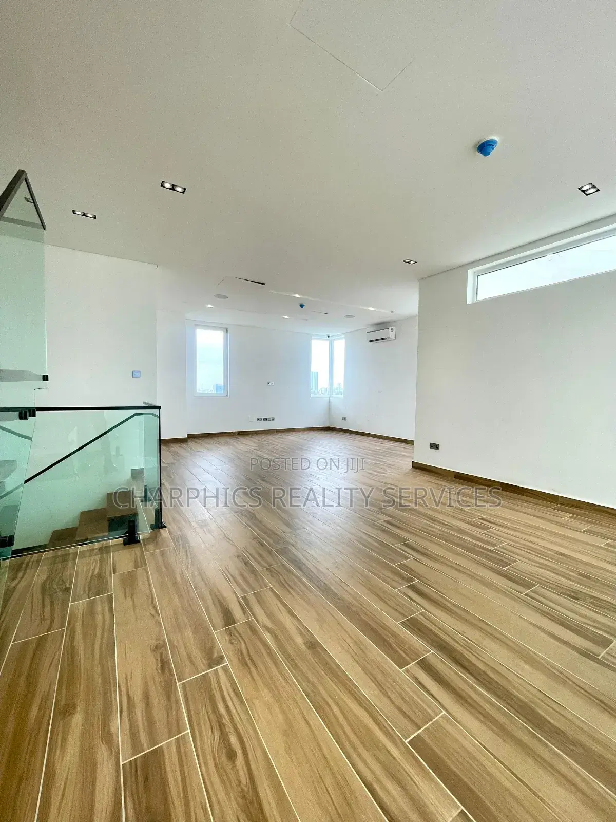 4bdrm Penthouse in ($1.2M), Victoria Island for sale